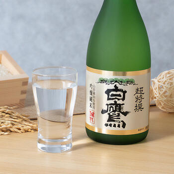 商品イメージのサムネイル　【白鷹】大吟醸純米・吟醸純米・純米焼酎飲み比べ3本セット	