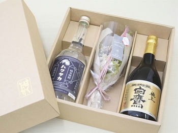 商品イメージのサムネイル　【白鷹】大吟醸純米・純米焼酎飲み比べ2本+ミニブーケセット